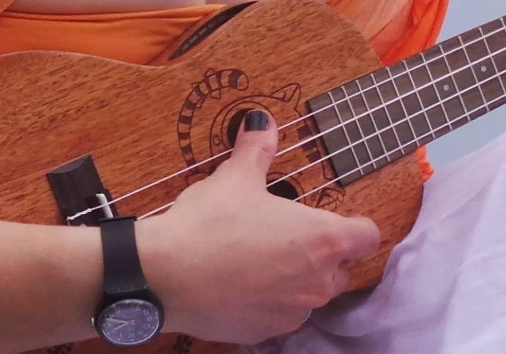 Jak grać na ukulele z długimi paznokciami i cieszyć się muzyką bez przeszkód