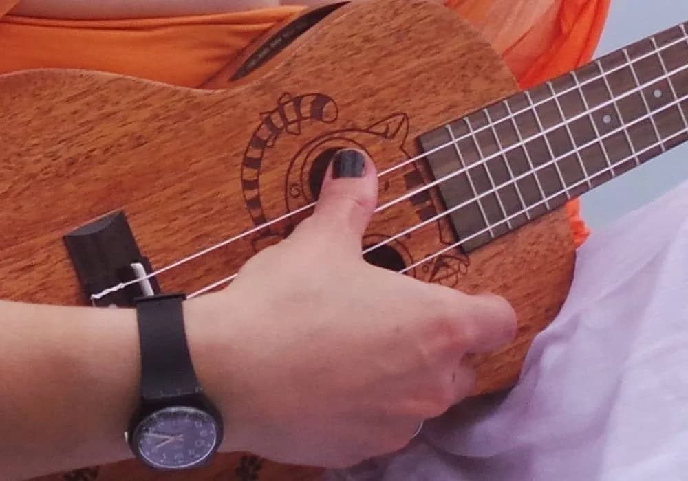 Jak grać na ukulele z długimi paznokciami i cieszyć się muzyką bez przeszkód