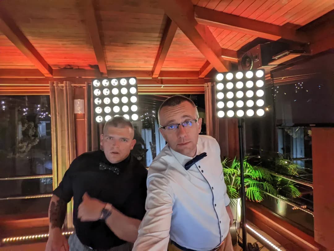 Ile kosztuje DJ na studniówkę? Poznaj ceny i czynniki wpływające na wybór