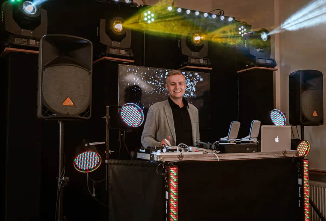 Ile bierze DJ? Zaskakujące zarobki w różnych rodzajach imprez