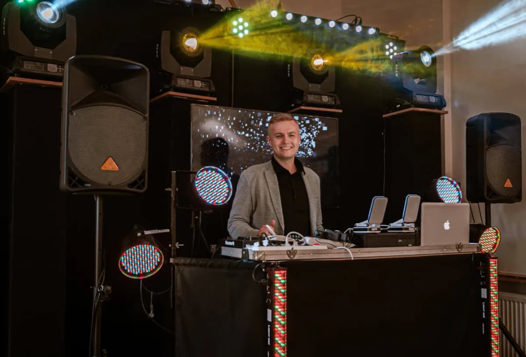 Ile bierze DJ? Zaskakujące zarobki w różnych rodzajach imprez