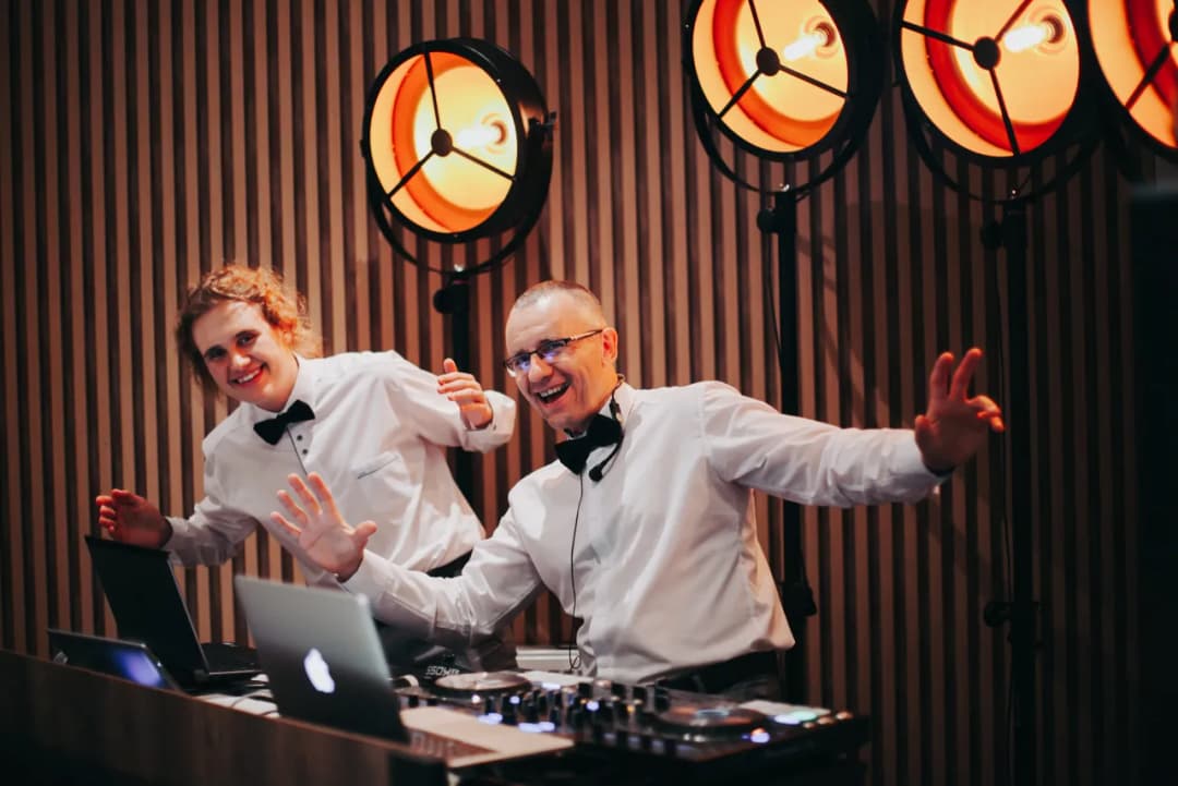 Ile bierze DJ za wesele? Zrozum koszty i wybierz najlepszego!
