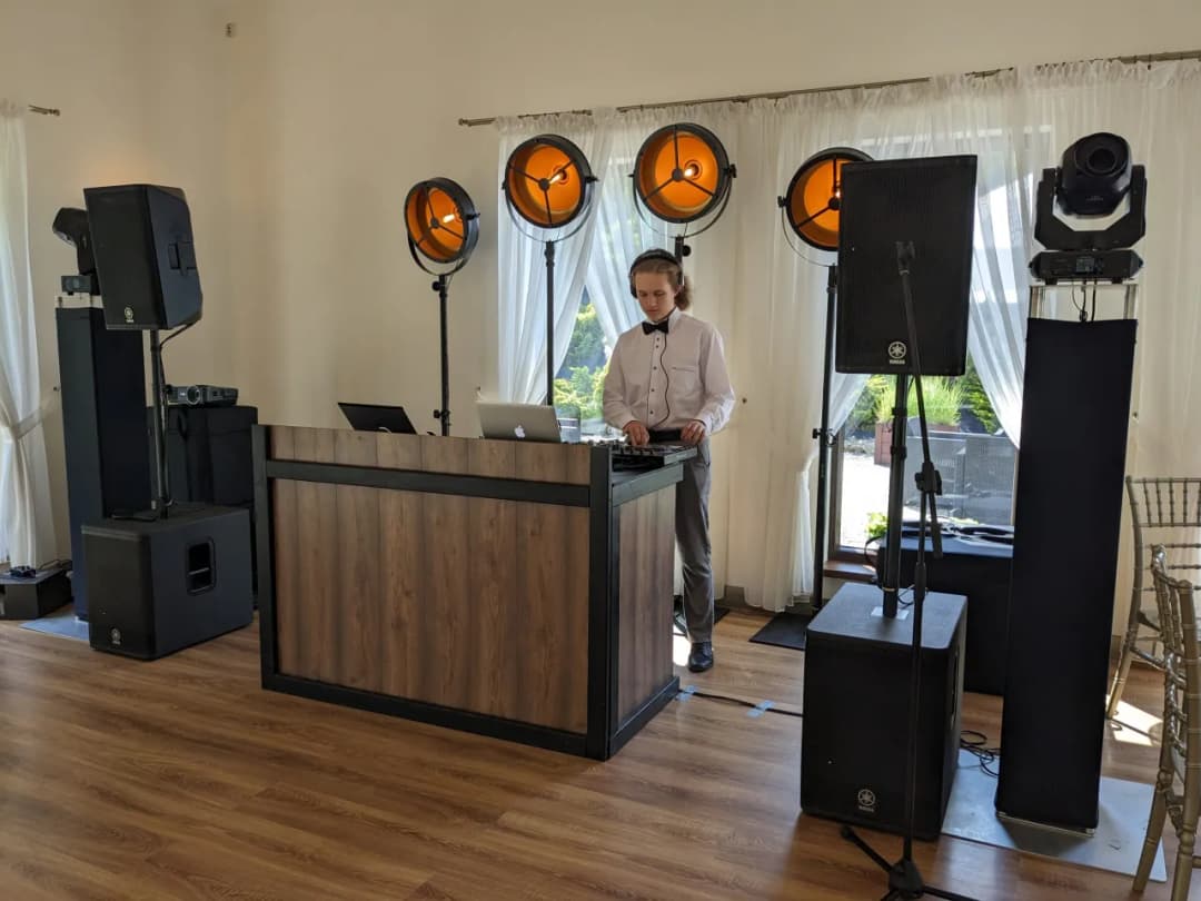 DJ czy zespół na wesele: które rozwiązanie zapewni najlepszą zabawę?