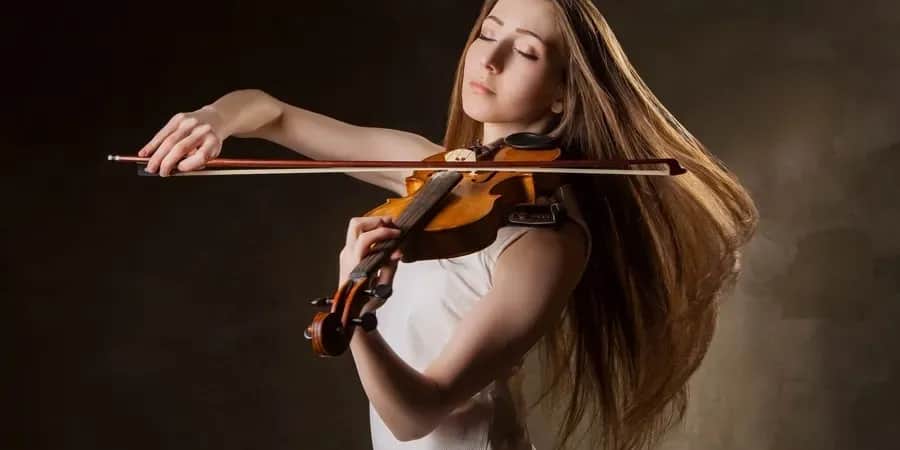 Czym się gra na skrzypcach? Odkryj techniki, które zmienią Twoją grę