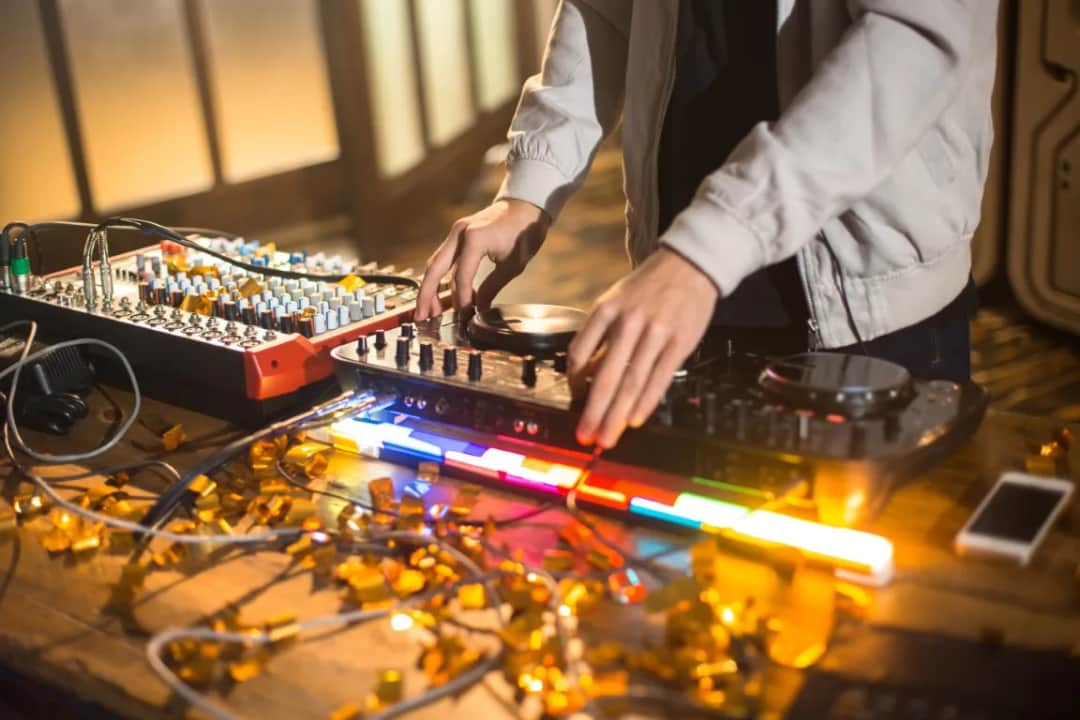 Jak znaleźć pracę jako DJ: 10 skutecznych sposobów na start