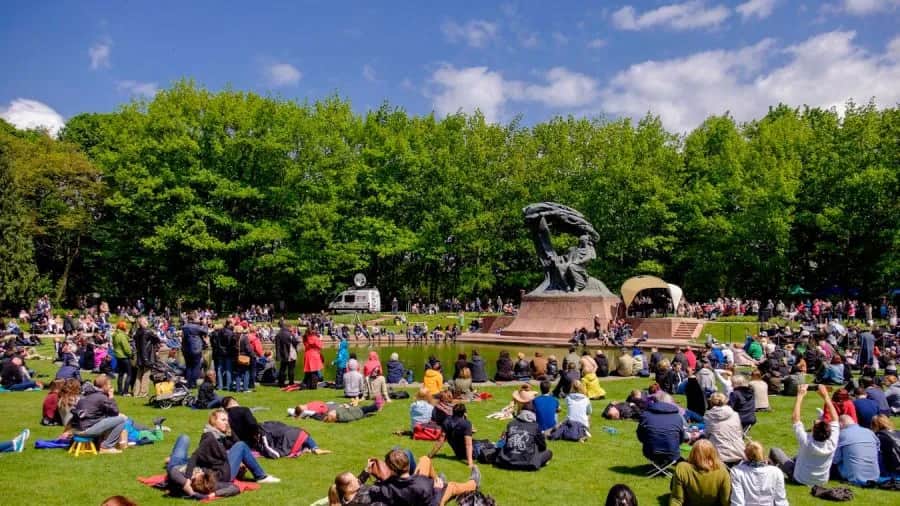 Ile trwa koncert chopinowski w Łazienkach? Poznaj szczegóły recitali.