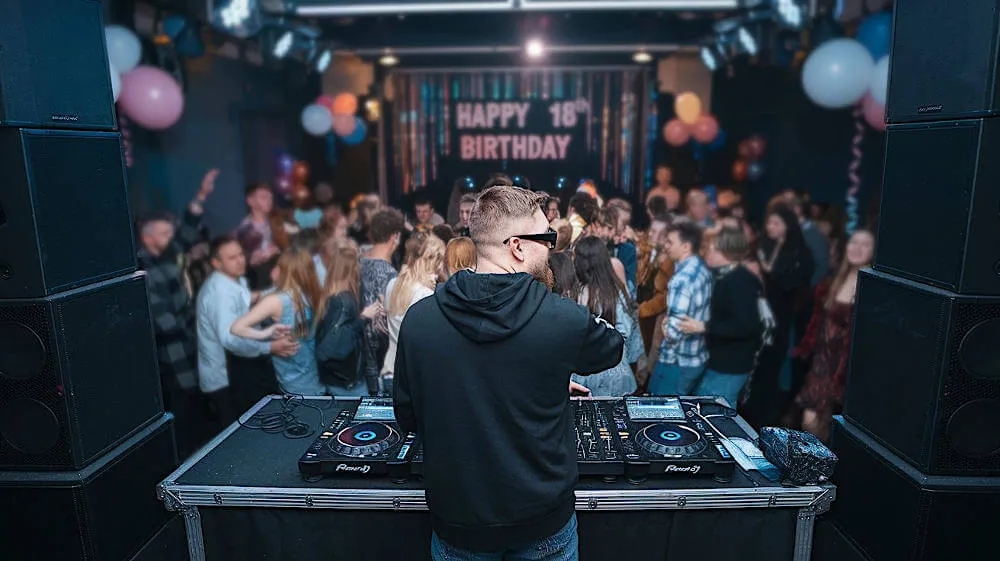 Ile bierze DJ za 18? Ceny wynajmu i sposoby na oszczędności