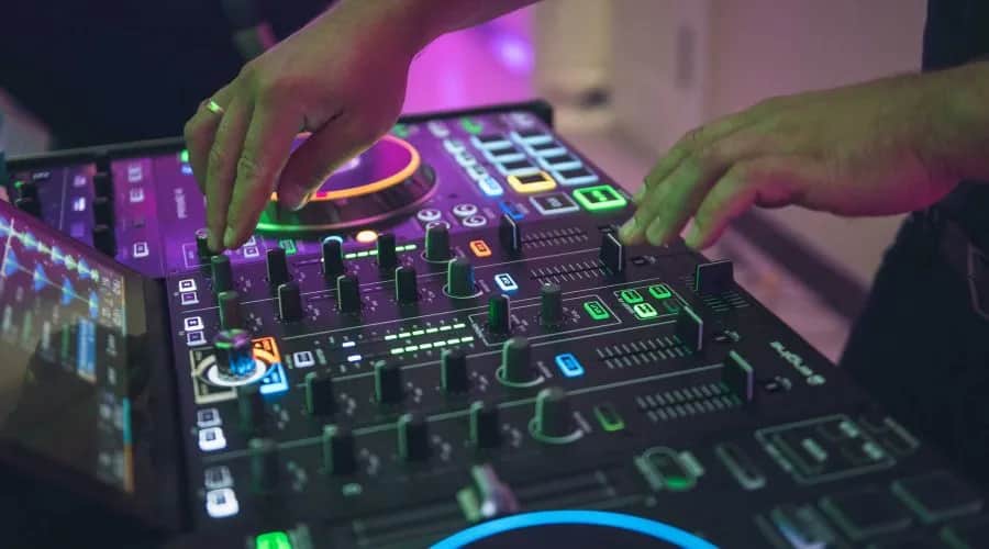 Ile kosztuje DJ na 50 urodziny? Sprawdź ceny i ukryte wydatki!